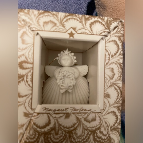 Vintage Miniature Angel Wreath Shell Ornament by Margaret Furlong 1995 - Picture 2 of 11